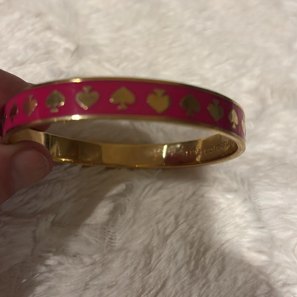 Kate Spade ♠️“Live Colorfully” Hot Pink w/Gold Spades Idiom Bangle Bracelet - Picture 4 of 11